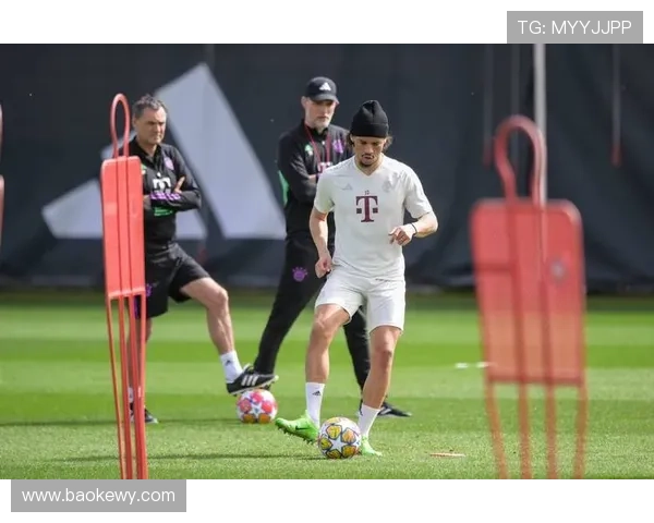 拜仁防线问题持续暴露,防守稳定性对赛季走势形成制约 拜仁防线问题持续暴露,防守稳定性对赛季走势形成制约